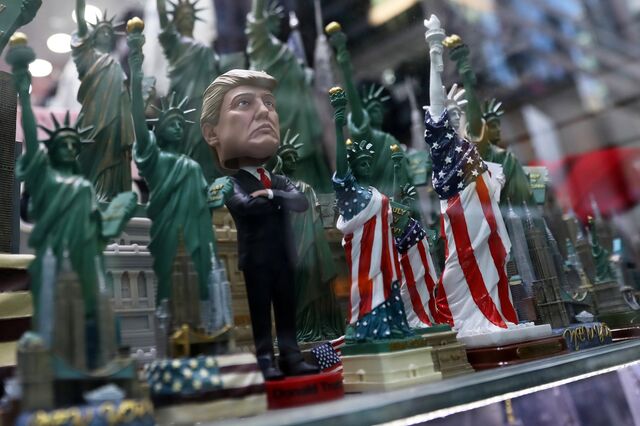 'Já não estou sob investigação', disse Trump aos russos após demitir director do FBI