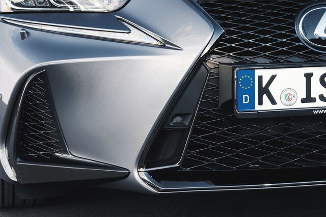 Lexus IS 300h: Experiência híbrida reforçada