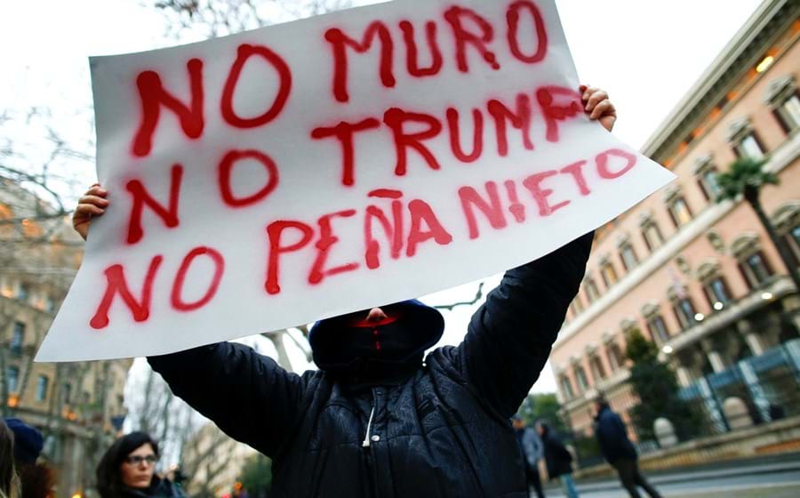 A construção de um muro na fronteira do México foi uma das bandeiras da campanha. E Donald Trump voltou à promessa logo após a tomada de posse, e na mesma linha: serão os mexicanos a pagar o muro, nem que seja através de um imposto sobre as importações. Do lado sul da fronteira, pagar pela obra é uma linha vermelha, que o Presidente mexicano garantiu que não atravessaria. Chegou a estar marcada uma reunião entre ambos, no final de Janeiro, que Enrique Peña Nieto cancelou por considerar não existirem condições.