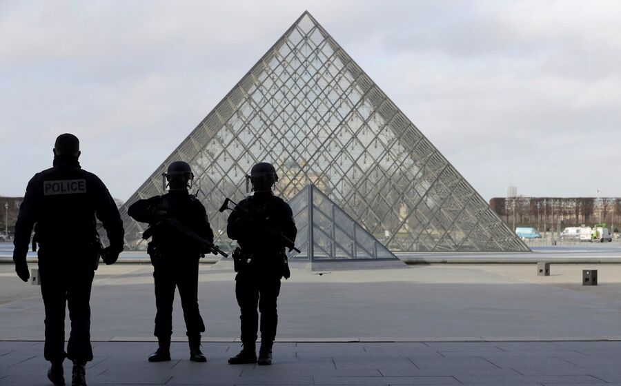 Paris Museu Louvre Militares