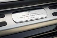 Placa exclusiva do carro dedicado a George Martin