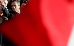 François Fillon pede desculpa a apoiantes e mantém-se na corrida