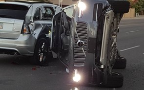 Uber suspende programa de veículos autónomos após colisão 