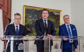 Mar Gudmundsson (esquerda) Bjarni Benediktsson Benedikt Johannesson banco central primeiro-ministro finanças islândia