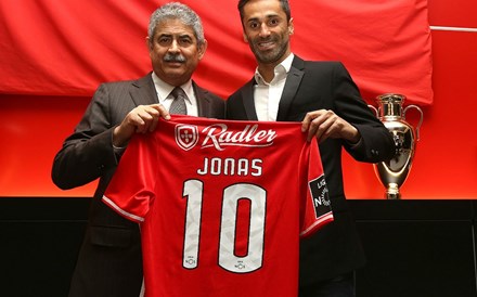 Jonas renova por um ano com o Benfica e fica até 2019