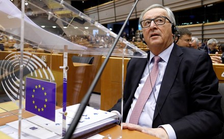 Juncker diz que chegou a hora de fazer mais pela defesa comum europeia