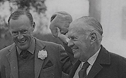 O príncipe Bernardo da Holanda, presidente e um dos fundadores do World Wildlife Fund (WWF), com o banqueiro Manuel Espírito Santo, em Novembro de 1968, na Quinta do Peru. 