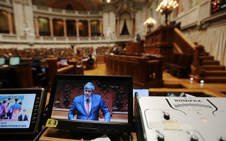 Direita ataca Vítor Constâncio, esquerda atira-se a Carlos Costa