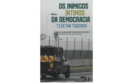 À volta do tema da democracia