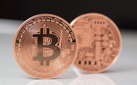 Bitcoin sobe mais de 13% e supera os 11 mil dólares