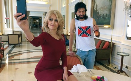 Kellyanne Conway e um americano (Donos Disto Tudo).  