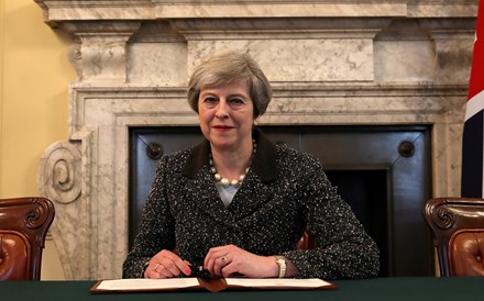 Analistas: Eleições são forma de Theresa May se antecipar às más notícias na economia