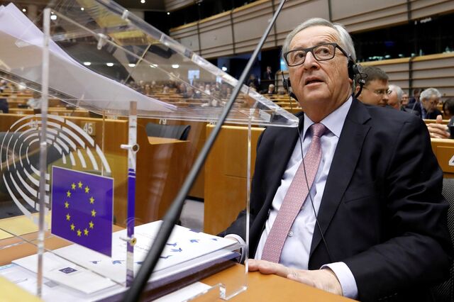 Juncker diz que chegou a hora de fazer mais pela defesa comum europeia