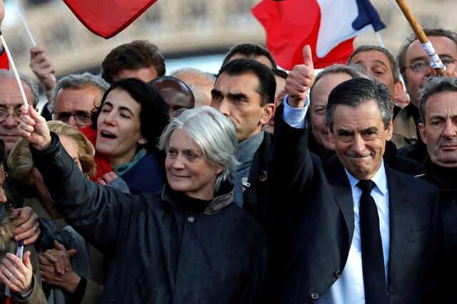 François Fillon pede desculpa a apoiantes e mantém-se na corrida