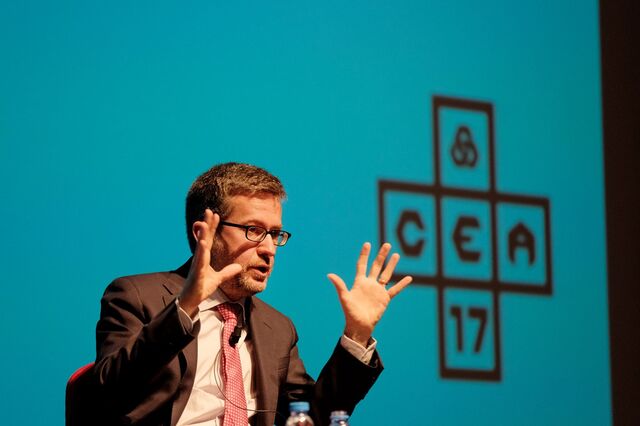Comissário Carlos Moedas marcha e apela aos gritos pela ciência  