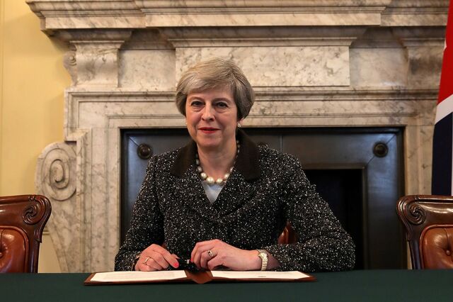 Analistas: Eleições são forma de Theresa May se antecipar às más notícias na economia