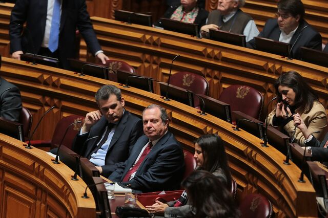 Bloco junta-se ao PSD e ao PCP para aprovar progressões nas câmaras 