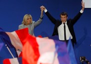 Emmanuel Macron e a mulher, depois do discurso de vitória em que o candidato apelou à refundação da Europa e à união dos patriotas contra os nacionalistas