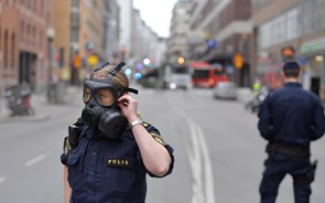 Ataque com camião provoca mortos e feridos no centro de Estocolmo