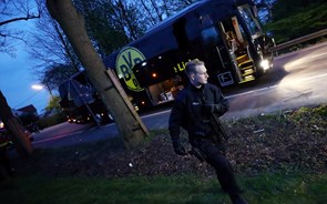 Explosões junto do autocarro do Dortmund ferem jogador e adiam jogo com o Mónaco para quarta-feira