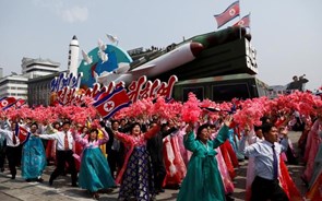 Coreia do Norte celebra com cientistas lançamento de último míssil