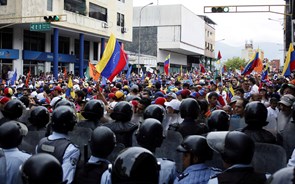 Mais de 400 detidos após manifestação anti-Maduro