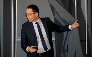Fora da primeira volta, Hamon pede voto em Macron