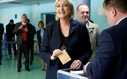 Le Pen anuncia saída da liderança da Frente Nacional