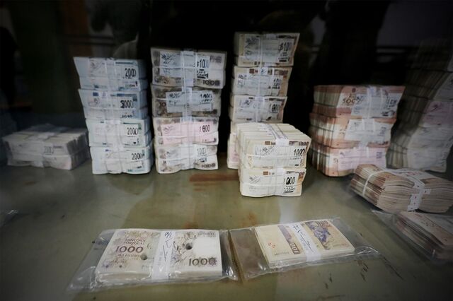 Riqueza mundial atinge novo recorde. Menos de 1% controla quase metade