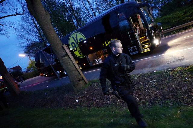 Explosões junto do autocarro do Dortmund ferem jogador e adiam jogo com o Mónaco para quarta-feira