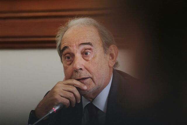 Regulador contra limitação das licenças de táxi 