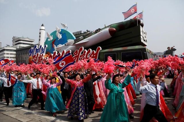 Coreia do Norte celebra com cientistas lançamento de último míssil