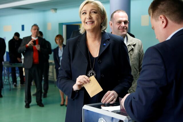 Le Pen anuncia saída da liderança da Frente Nacional