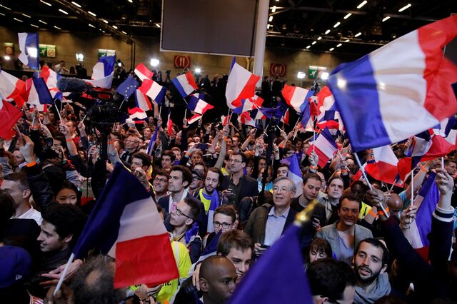 Mercados festejam vitória de Macron: Bolsas e euro disparam e juros afundam
