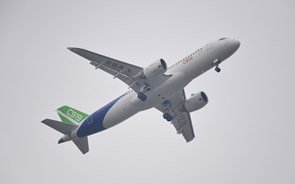 Já voa o avião da China para competir com Airbus e Boeing 