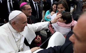 Papa apela à paz após ser recebido por milhares em Fátima