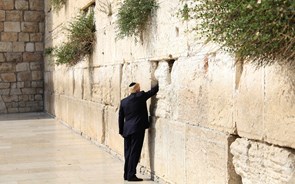 Trump ataca Irão e agradece a Israel 'compromisso com a paz'  