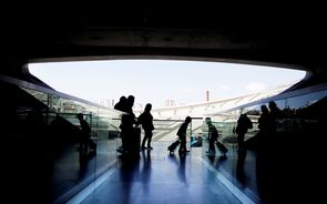 Famílias voltam a puxar pelo PIB. Consumo explica 65% do crescimento de 1,9% em 2025