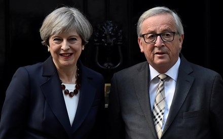 Acordo sobre fronteira irlandesa dificulta entendimento entre May e Juncker