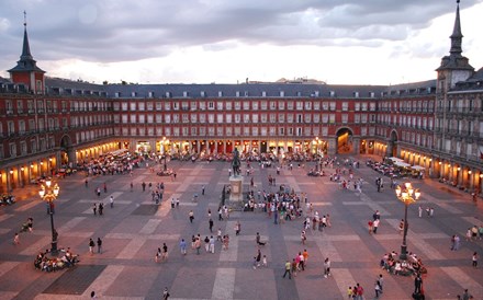 Madrid limita circulação de carros no centro a residentes a partir de 2018