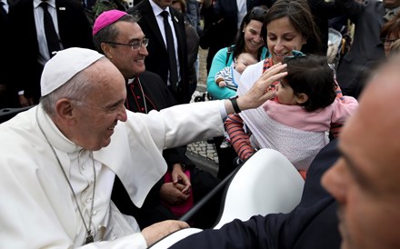 Papa apela à paz após ser recebido por milhares em Fátima