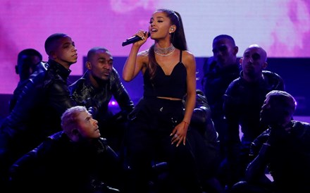 Ariana Grande promete dar concerto de beneficência em Manchester