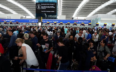 Aeroporto de Heathrow limita passageiros e pede às companhias redução de voos