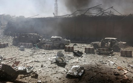 Pelo menos 95 mortos e 150 feridos em explosões no Afeganistão