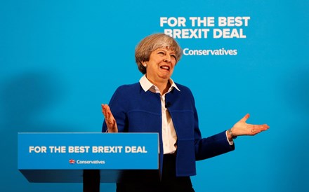 May: Nenhum residente da UE terá de sair após o Brexit