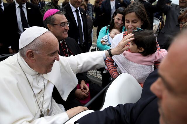 Papa apela à paz após ser recebido por milhares em Fátima