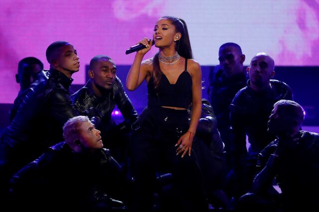 Ariana Grande promete dar concerto de beneficência em Manchester