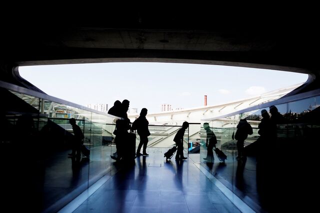 Famílias voltam a puxar pelo PIB. Consumo explica 60% do crescimento de 1,9% em 2025