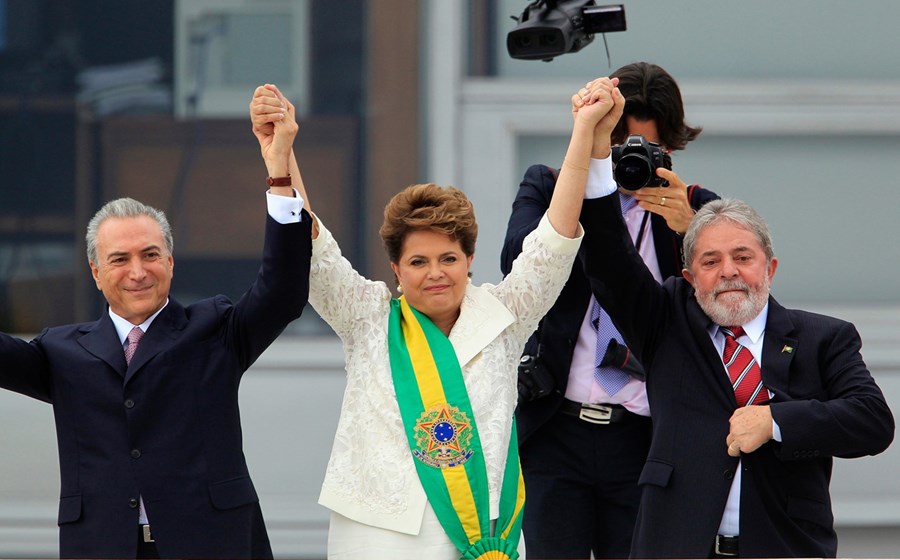 Dilma Rousseff, discípula de Lula da Silva, chegou ao poder com um país em euforia. Saiu com a classe política arrasada pelo maior escândalo de corrupção do Brasil e a economia de rastos.