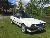 1989 BMW Baur 320i Cabriolet. Estimativa entre cinco e sete mil libras.